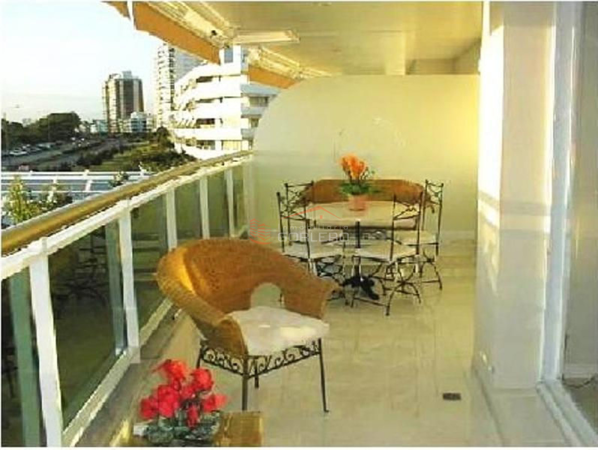 Apartamento en Punta del Este frente a playa mansa.