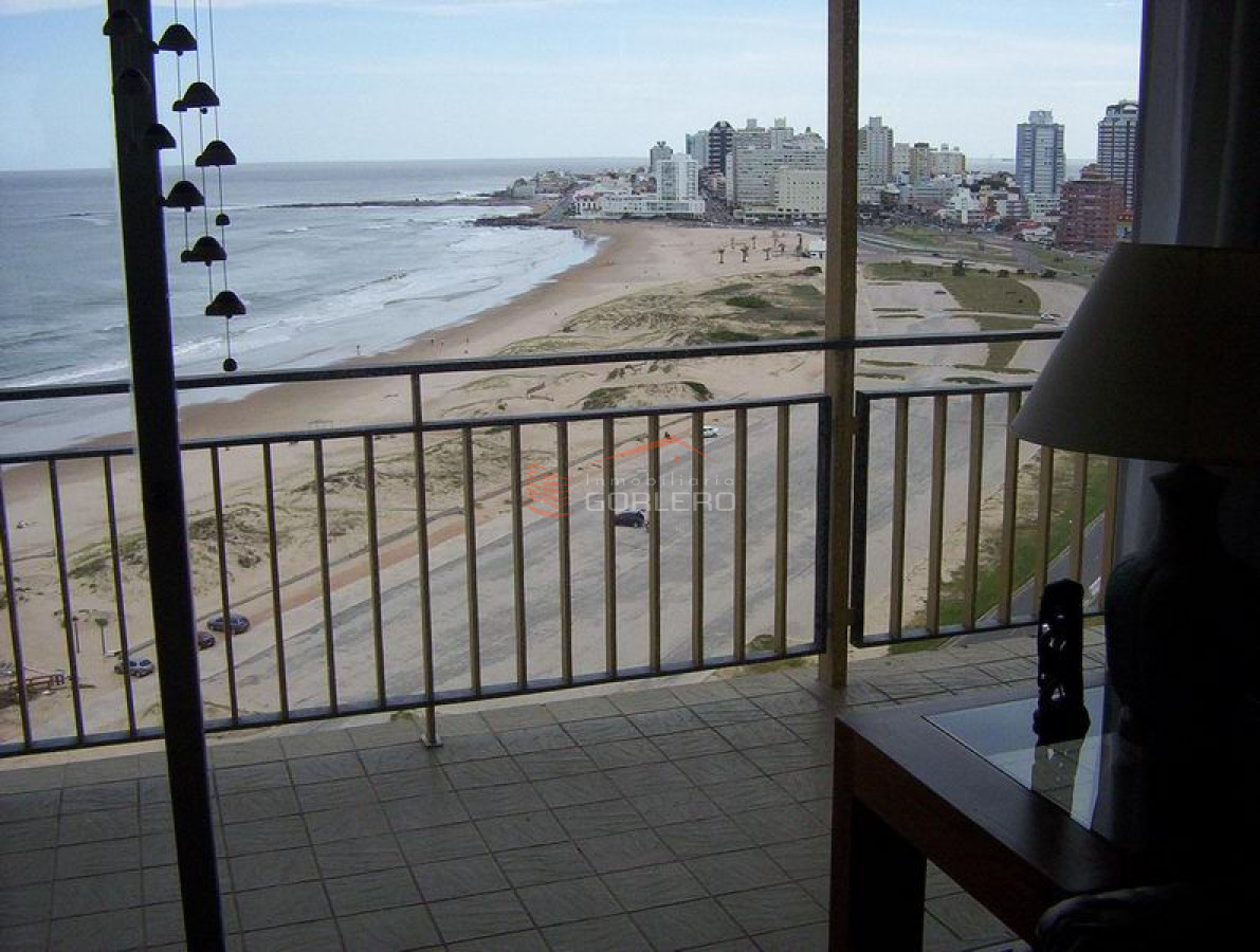 Apartamento en Punta del Este, Brava frente al mar, piso alto, espectacular vista al mar - GOR61A