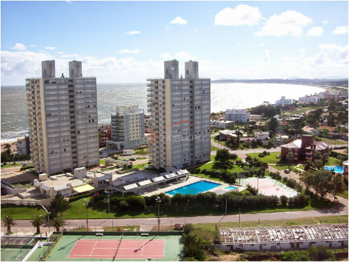 Venta y Alquiler de Apartamento en Punta del Este, Mansa, Complejo frente a la playa - GOR967A