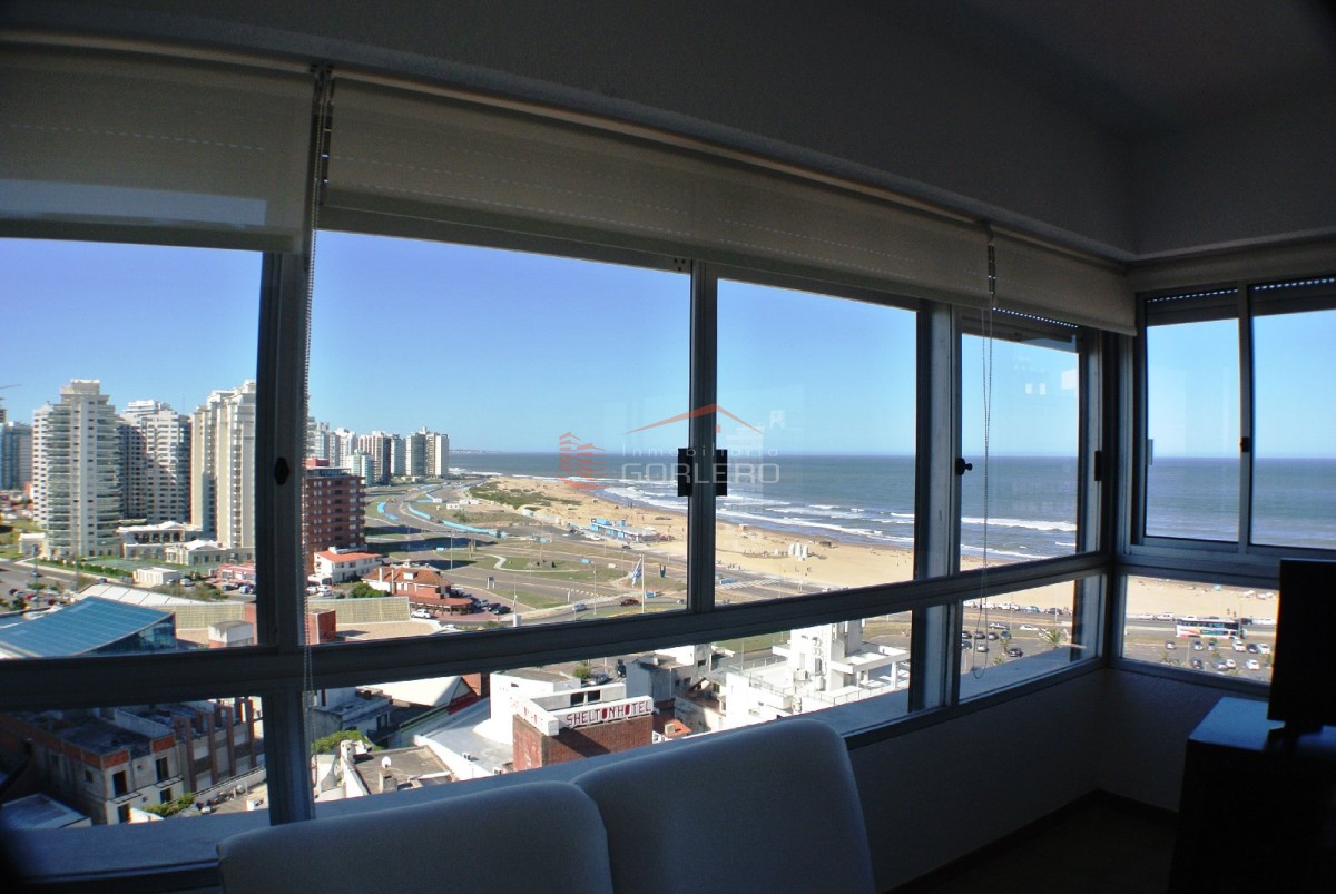 Apartamento en Alquiler en Punta del Este, Península con vista a la playa brava