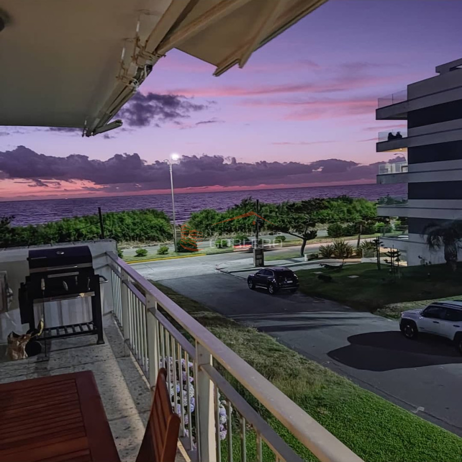 Alquiler Temporal de Apartamento en la mansa en Punta del Este, 3 dorm, 3 baños, terraza, a metros del mar!