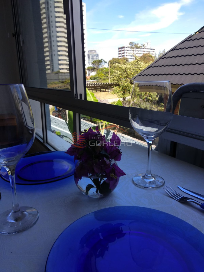 Apartamento en venta en Punta del Este, Edificio frente a playa Brava., Muy bajos gastos