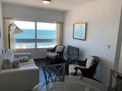 Apartamento en Alquiler en Punta del Este con vista al Mar, Céntrico, con piscina y servicios