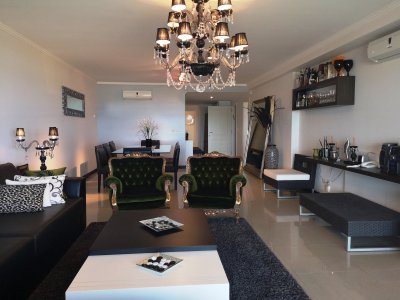 Punta del Este, Primera línea en Brava - Venta de Apartamento  3 dormitorios