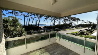 Apartamento en Mansa, frente al mar, Punta del Este - ALQUILER 3 DORMITORIOS - COCHERA - ASEGURADORAS