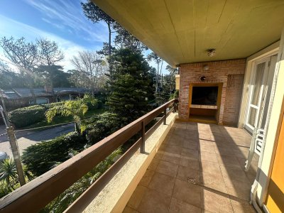 Alquiler de Apartamento en Mansa, Punta del Este - Parrillero - Cochera techada
