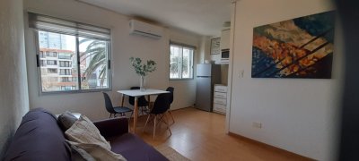 Apartamento en Venta en Peninsula - Punta del Este, Excelente ubicación a 1 cuadra de Gorlero, Bajas expensas, con garage