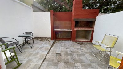 $ 35.000 Alquiler Anual en Mansa - Punta del Este - 2 dormitorios - Estufa a leña - Patio con parrillero propio!