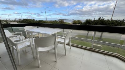 Apartamento en alquiler en Punta del Este, frente a playa mansa