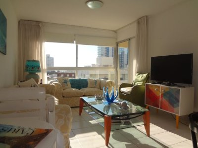 Apartamento en Alquiler en Punta del Este,a 1 cuadra de playa brava, con todos los servicios.