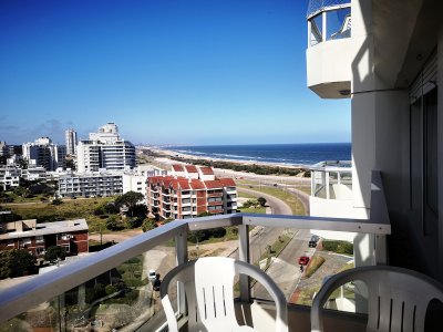 Apartamento en Alquiler temporada en Punta del Este, Brava muy próximo al mar!, con piscina, barbacoa, terraza con vista despejada.
