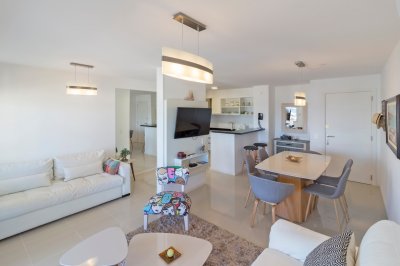 Apartamento en venta y Alquiler en  Punta del Este, a metros  de playa Brava!! Piso alto con muy linda vista