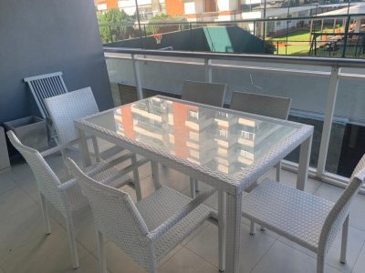 Apartamento en alquiler temporal a pasitos playa brava, con todos los servicios