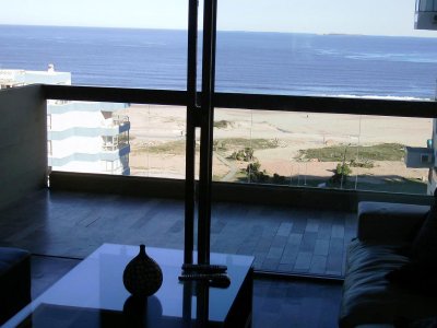 Apartamento en Punta del Este, frente a playa brava, 3 dormitorios