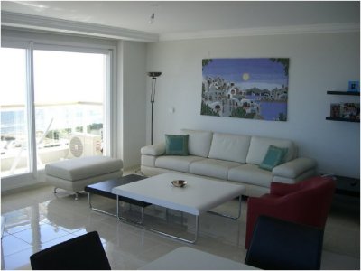Apartamento en Venta y Alquiler en Punta del Este, Mansa en primera fila. Torre con todos los servicios