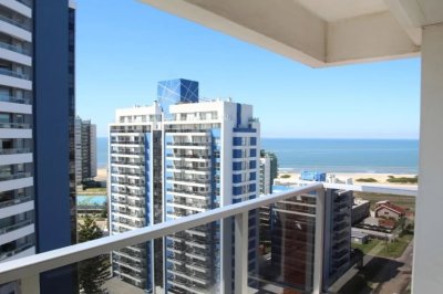 Apartamento en Punta del Este, a poca distancia de la playa brava, Excelente construcción,muy luminoso, con servicios.