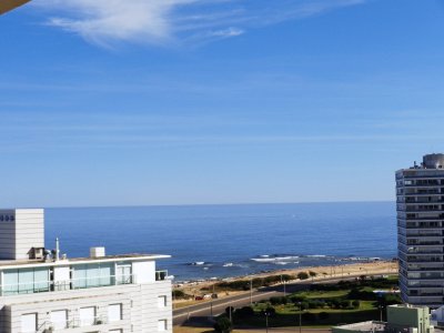 Apartamento cerca de playa brava. Excelente Torre con muy buenos servicios