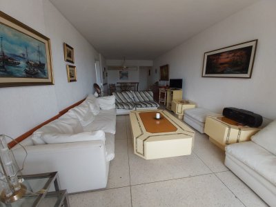 Apartamento en Venta y Alquiler en Punta del Este, Península, Céntrico, piso alto con muy linda vista despejada