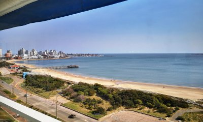 Venta de Apartamento en Punta del Este, Espectacular vista en 1era línea frente a playa mansa