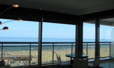 Apartamento en venta y alquiler  en Punta del Este, frente a playa Brava