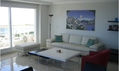Apartamento en Venta y Alquiler en Punta del Este, Mansa en primera fila. Torre con todos los servicios