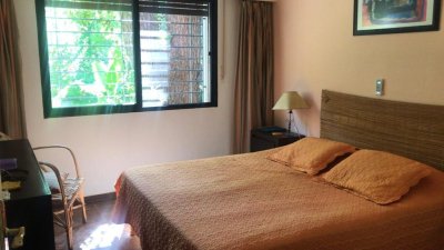 casa en alquiler de temporada  en punta del este, mansa a pocas cuadras del mar - gor26419c