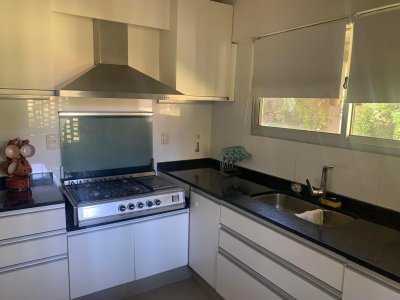 casa en alquiler de temporada en cantegril, punta del este - gor28488c