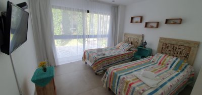 casa en venta en punta ballena, complejo solanas con todos los servicios! - gor27012c
