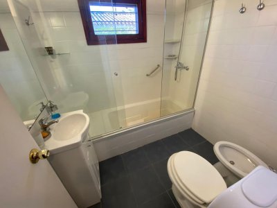 casa en alquiler de temporada  en punta del este, mansa a pocas cuadras del mar - gor26419c