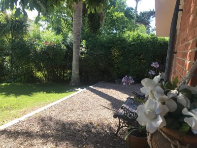 casa en alquiler de temporada  en punta del este, mansa a pocas cuadras del mar - gor26419c