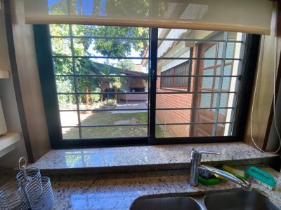 casa en alquiler de temporada  en punta del este, mansa a pocas cuadras del mar - gor26419c