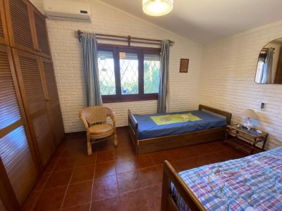 casa en alquiler de temporada  en punta del este, mansa a pocas cuadras del mar - gor26419c