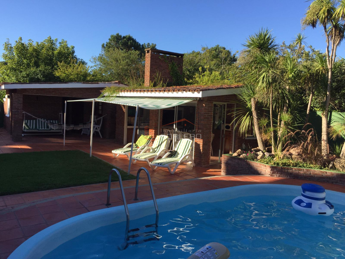 Casa en alquiler en Punta del Este zona Cantegril con  8 dormitorios, piscina y parrillero