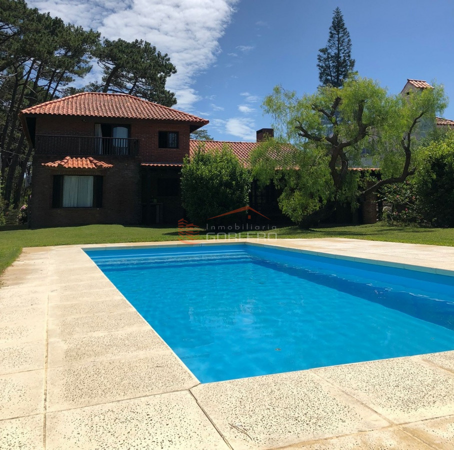 Casa en alquiler en zona de Playa Brava - Punta del Este - 5 dormitorios - Piscina y Barbacoa