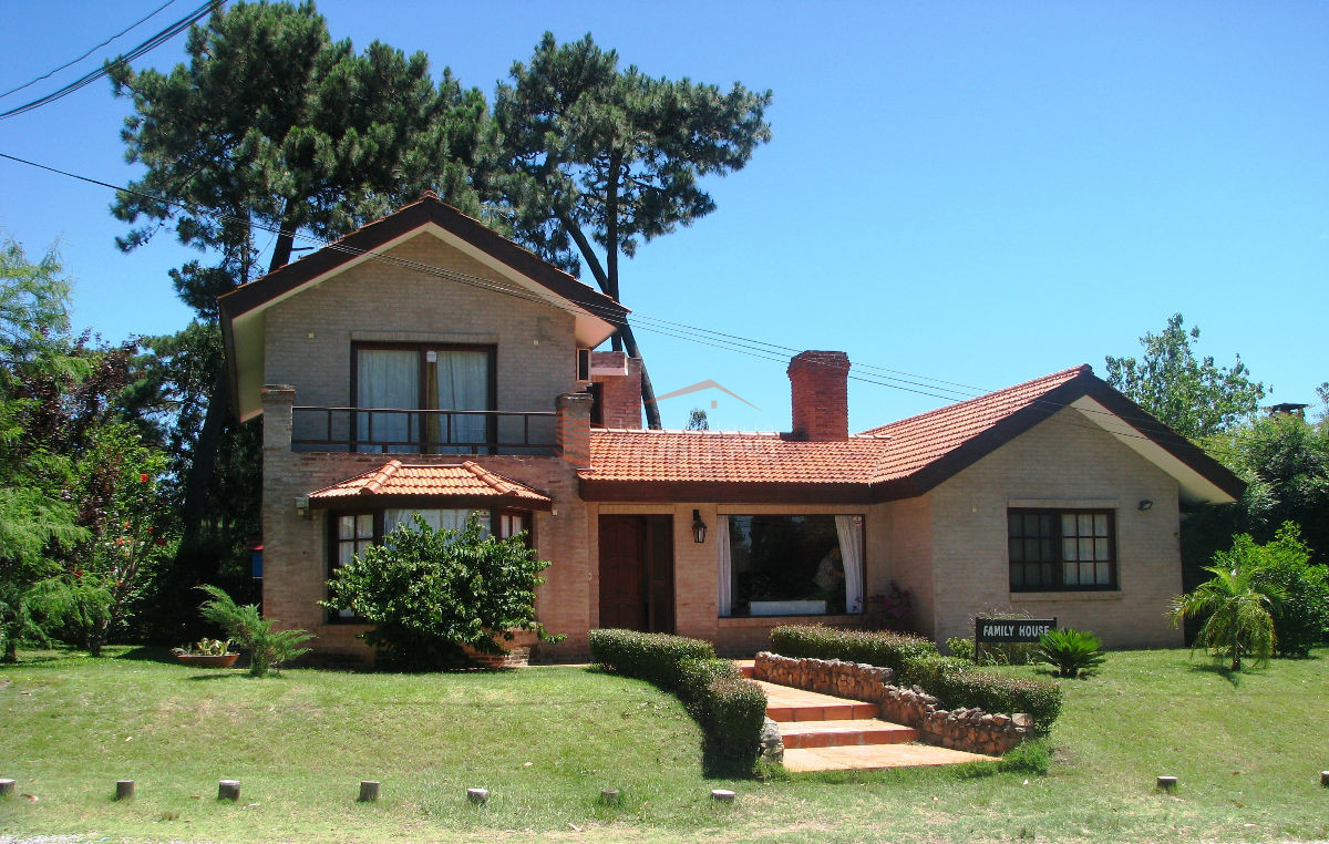 ALQUILER TEMPORAL Casa en punta del Este, Jardines de Córdoba *4 dormitorios