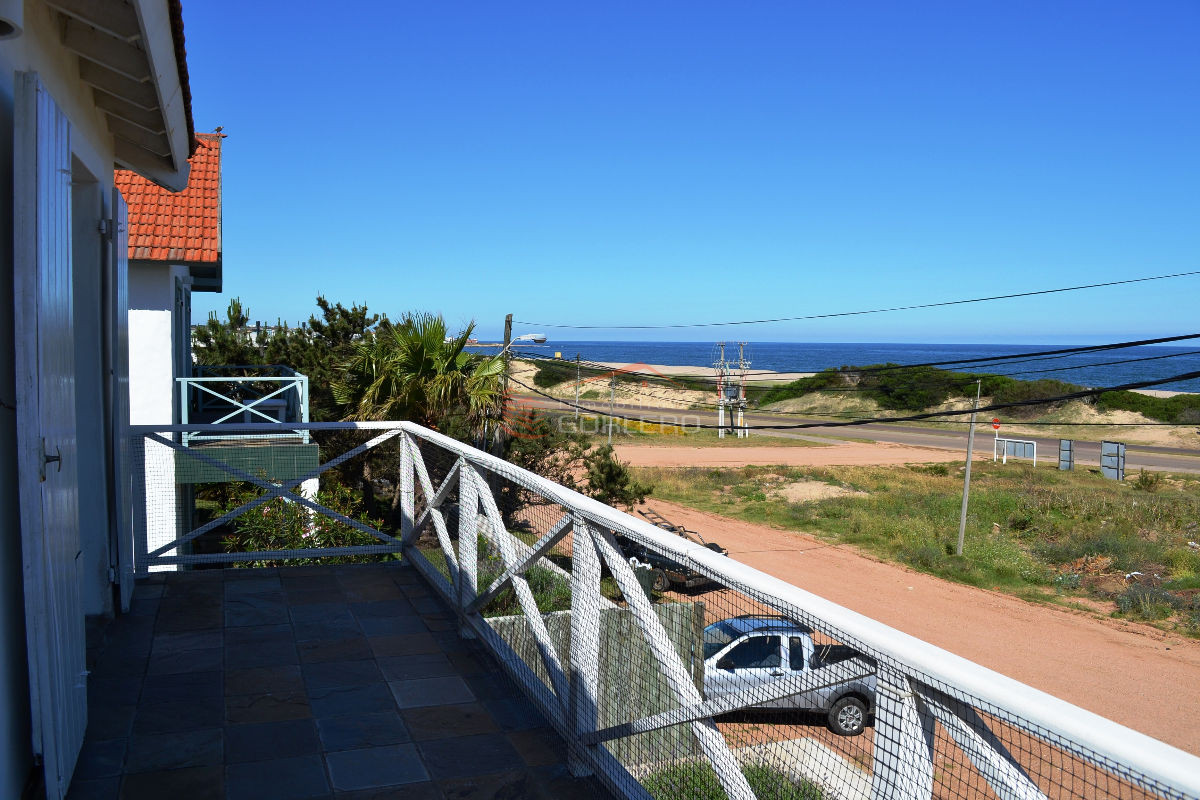 Hermosa y cómoda casa ubicada en  La Barra a muy pocos metros de playa