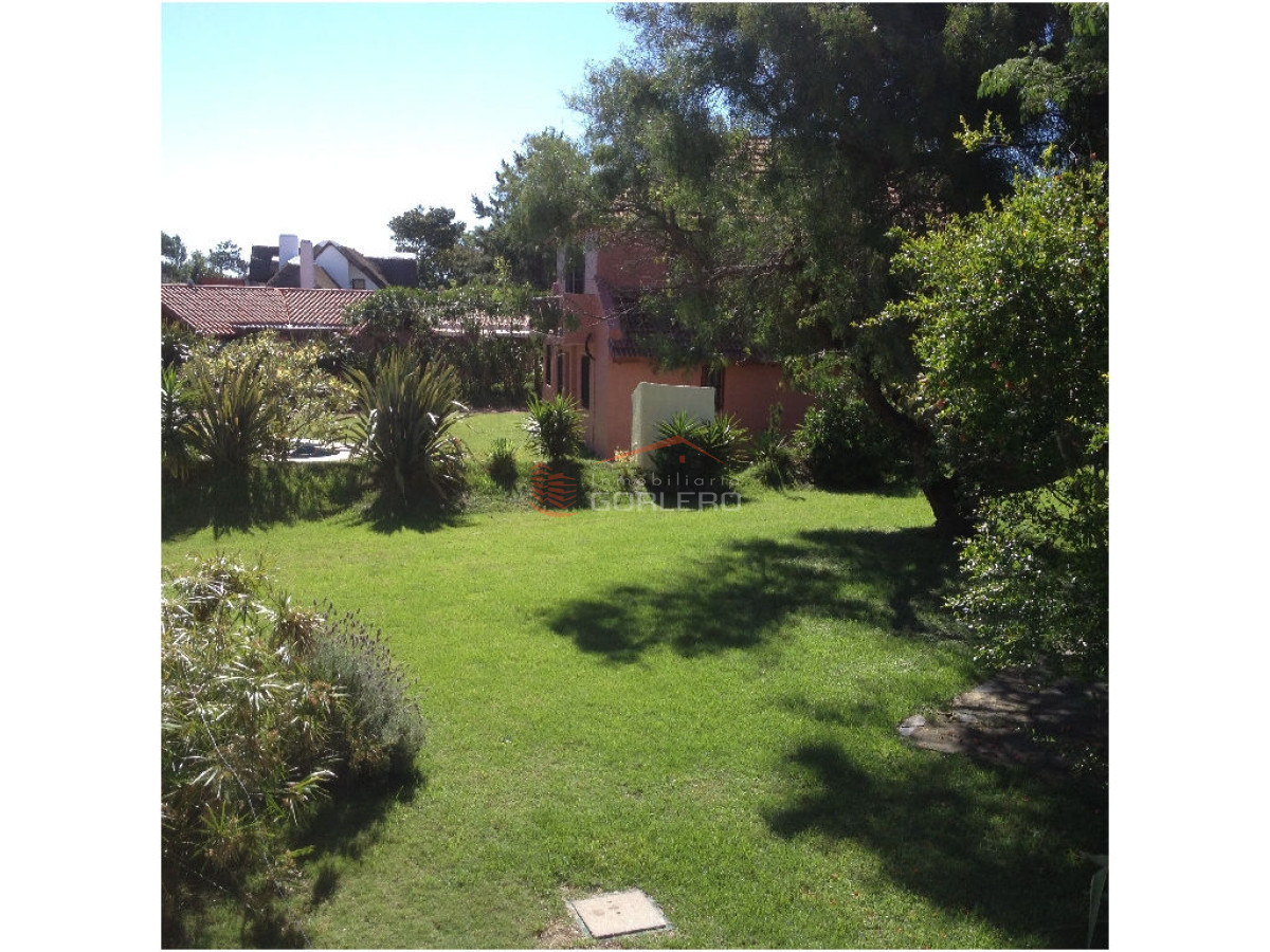 Casa en Pinares, Punta del Este con parrillero