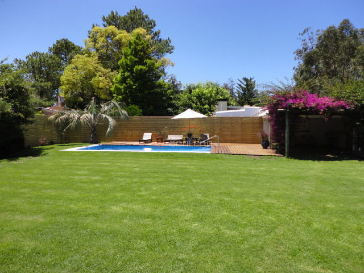 Casa en Pinares, Punta del Este, próxima a playa Mansa - Piscina y Parrillero  - GOR18078C