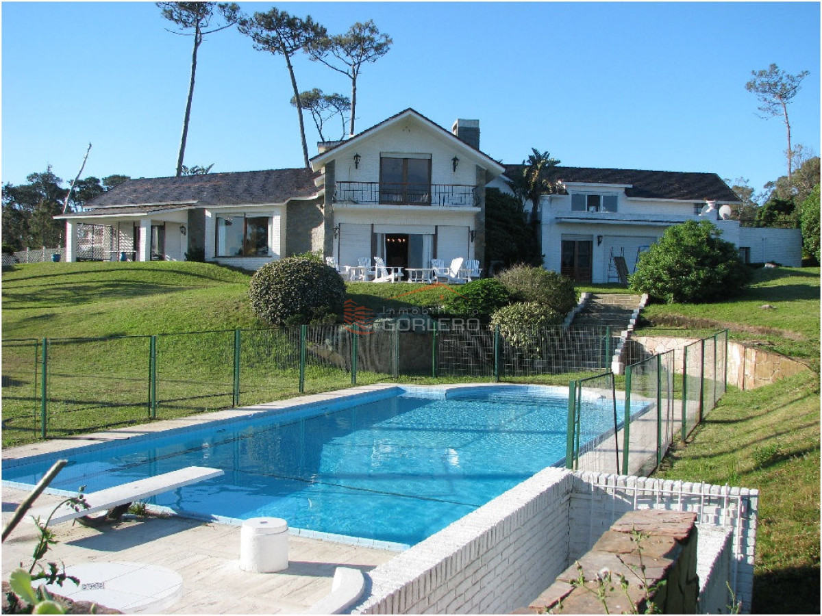 Espectacular casa frente a playa mansa, con 4000 m² jardín, en venta y alquiler con muy linda vista                                                 - GOR17515C