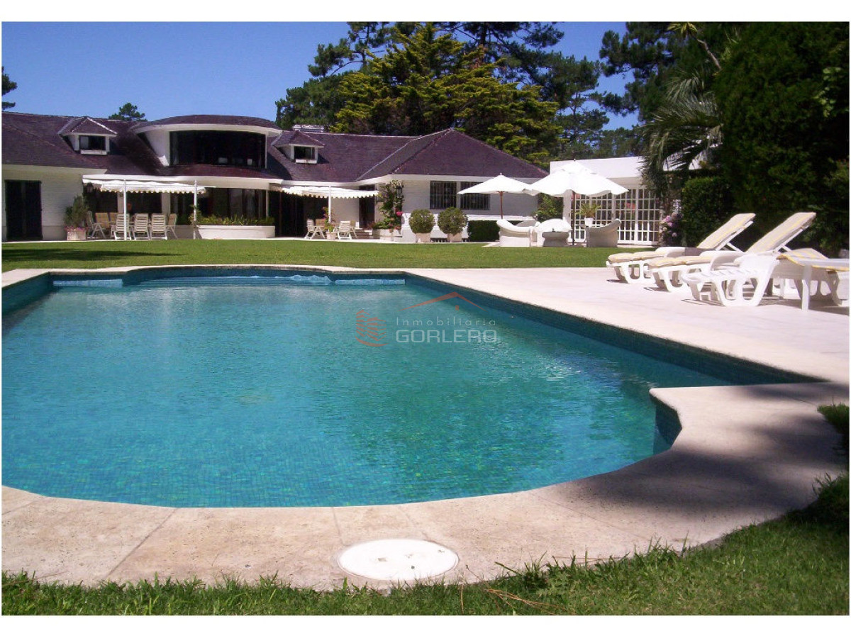 Espectacular Chalet en Venta y alquiler en  Punta del Este, zona Cantegril *5 dormitorios 