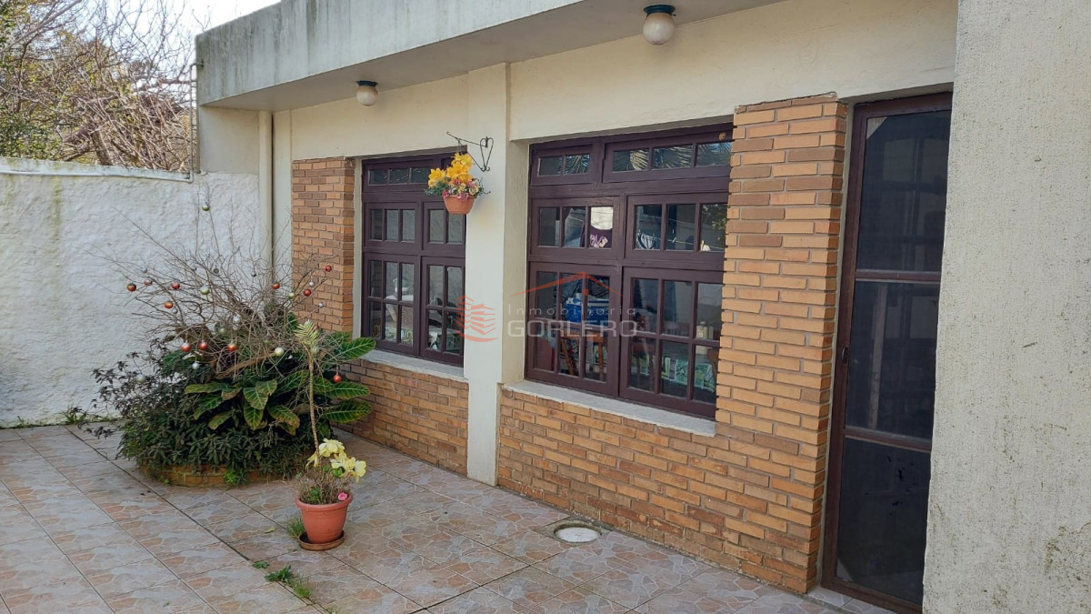 Venta de amplia Casa con departamento 