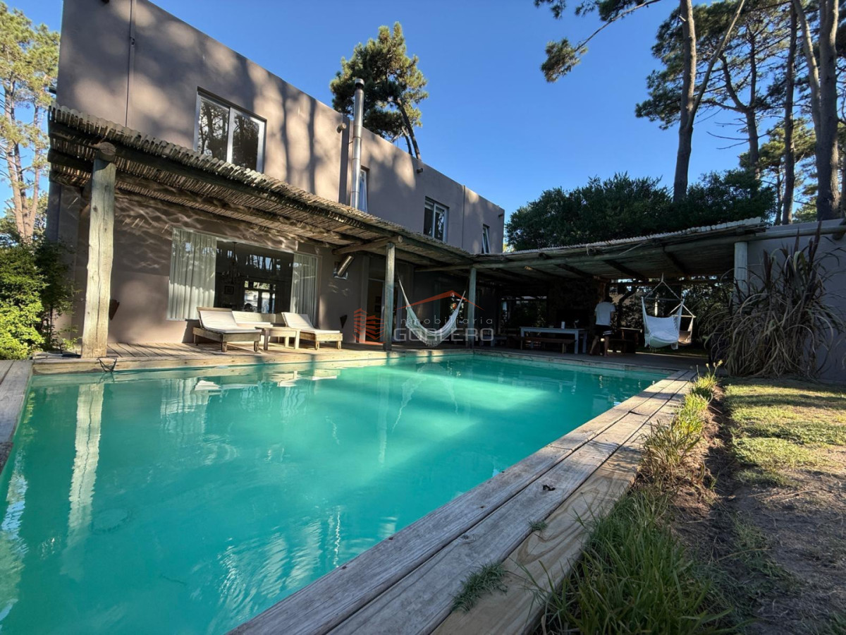 hermosa casa con piscina climatizada en alquiler anual en barrio Cerrado de Laguna Blanca - GOR30094C