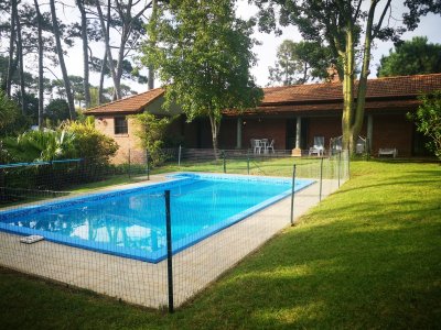 Casa en Venta y Alquier temporal en  Punta del Este, zona Cantegril, con piscina
