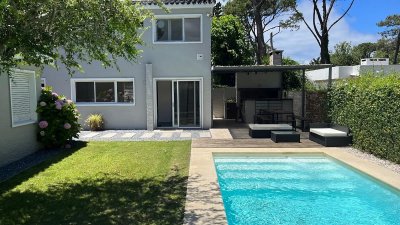 Casa en alquiler en Punta del Este, zona playa Mansa con parrillero y piscina, 5 dormitorios