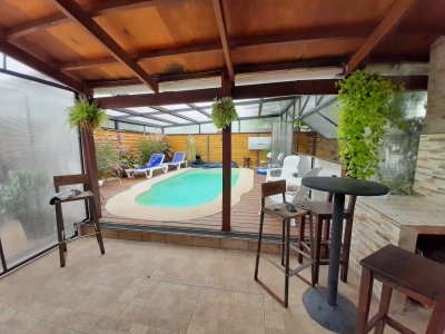 Casa en alquiler de temporada en Pinares - Punta del Este 2 dormitorios y piscina climatizada - Parrillero - 