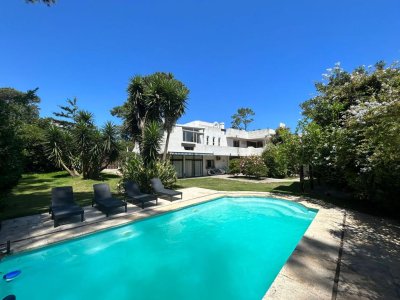 Casa en Alquiler en Punta del Este, Mansa a 150 m del mar, 5 dorm con piscina