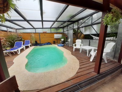 Casa en alquiler de temporada en Pinares - Punta del Este 2 dormitorios y piscina climatizada - Parrillero