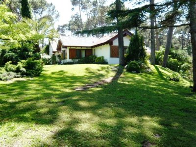 Casa con parrillero y jacuzzi en San Rafael, Punta del Este