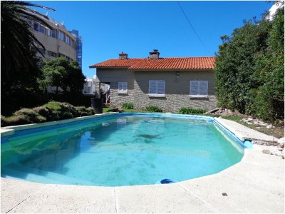 Casa en Alquiler Punta del Este, Excelente ubicación en la Península con piscina