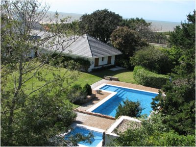 Espectacular casa  en alquiler Punta del Este , zona de playa Brava, espectacular vista al mar. 